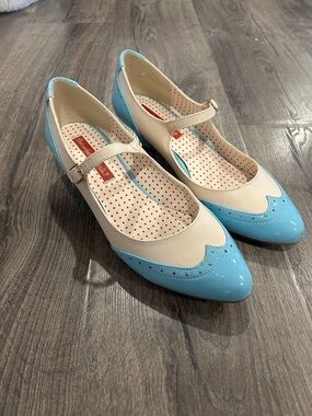 BAIT Retro Classic Two-Tone Mary Jane Kitten Heel Pumps in Blue and Cream
